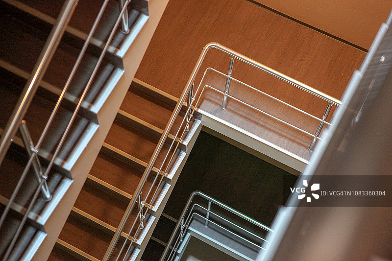 现代住宅中的曲线楼梯图片素材