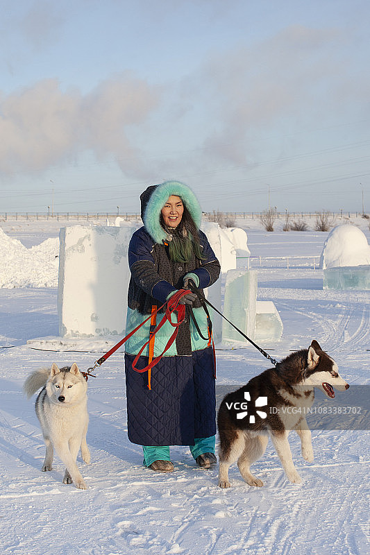 带狗的女人图片素材
