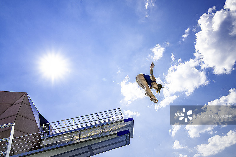 女子跳板跳水运动员图片素材