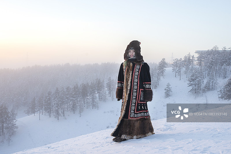 穿着冬季民族外套的雅库特妇女图片素材