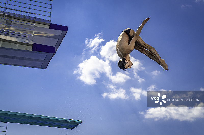 空中的跳板跳水运动员图片素材