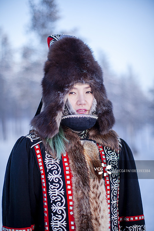 穿着冬季民族外套的雅库特妇女图片素材