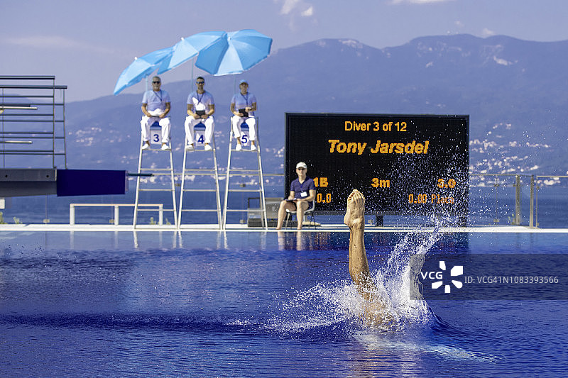 跳板跳水运动员的水花图片素材