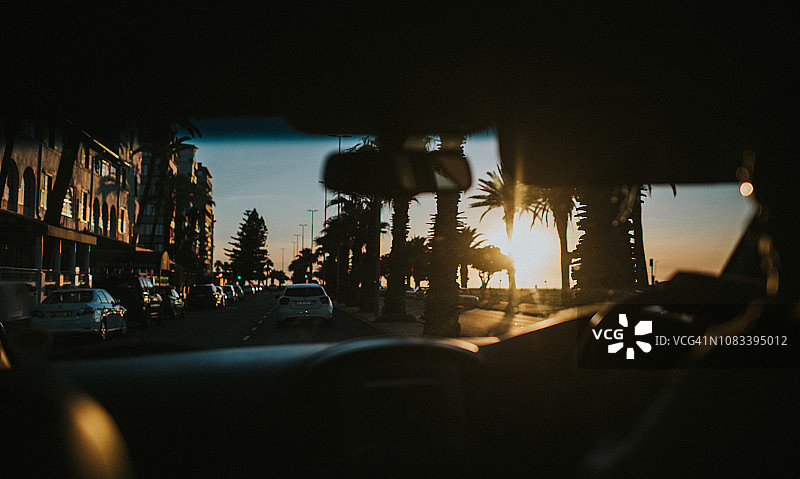 日落时分的汽车旅程图片素材