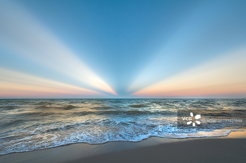 日落时分热带海洋，云朵蓝天美景图片素材