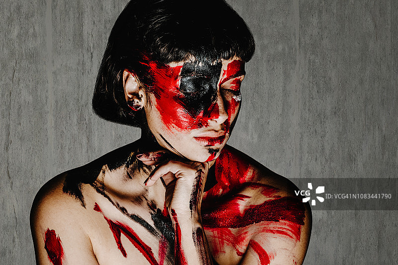 模特脸上的彩色绘画图片素材