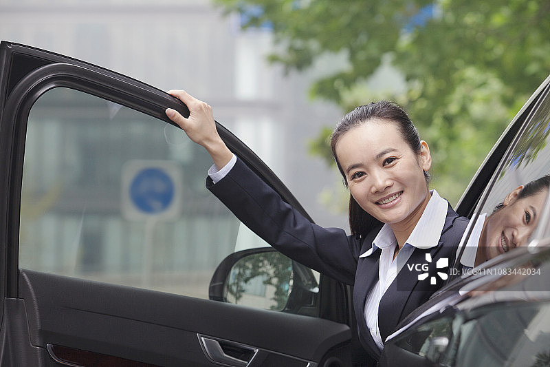 在车里看着镜头的中国女商人图片素材