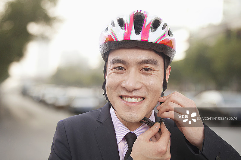 中国男人戴自行车头盔图片素材