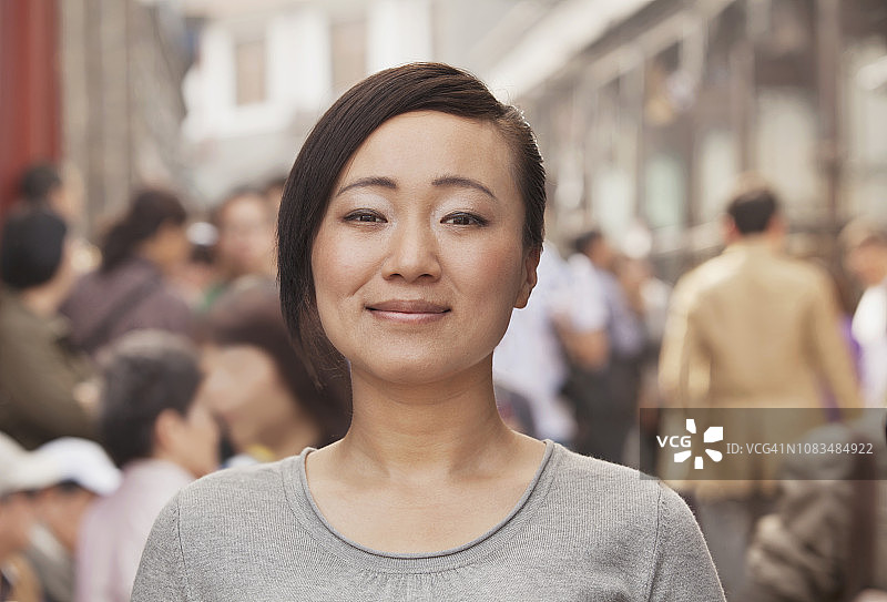 站在城市街道上的中国女人图片素材