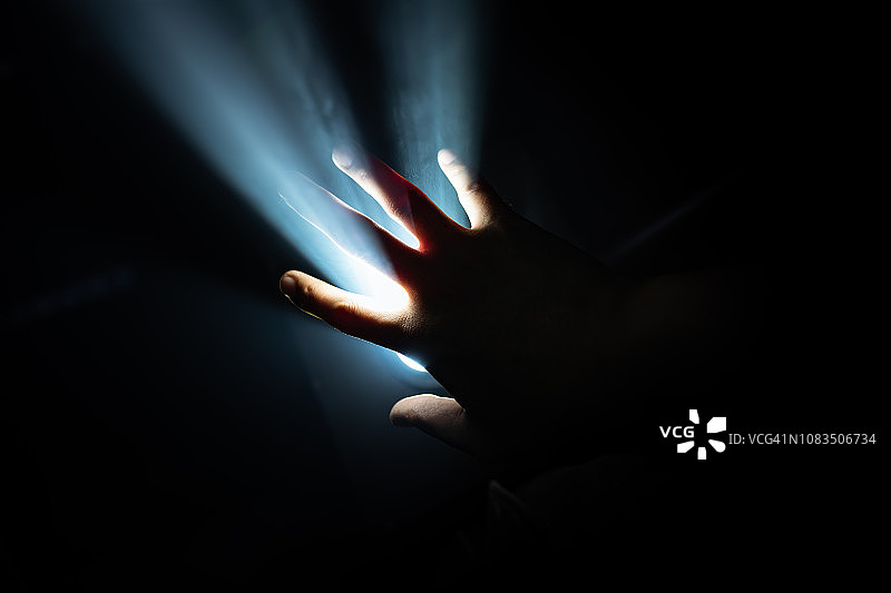 黑暗中的人手图片素材
