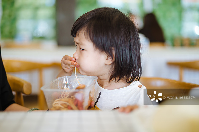 小女孩正在吃面条图片素材
