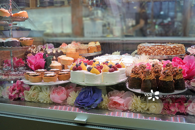 糕点店橱窗里的各式蛋糕图片素材