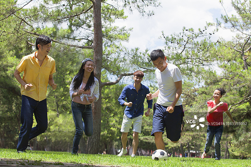 一起踢足球的中国朋友图片素材