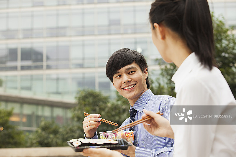 户外聚餐的中国商人图片素材