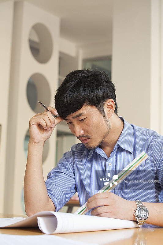 在办公桌前工作的中国商人图片素材