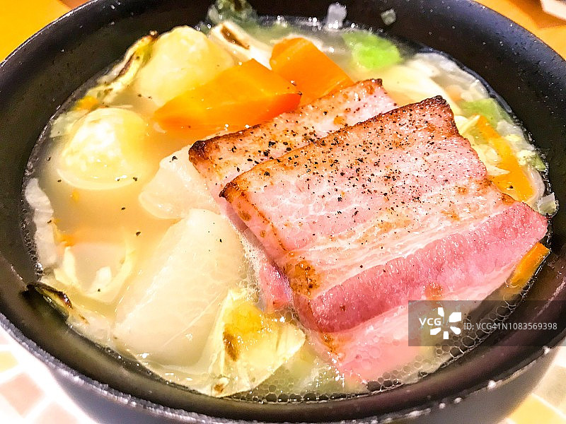 蔬菜和意大利腌肉的法式砂锅图片素材