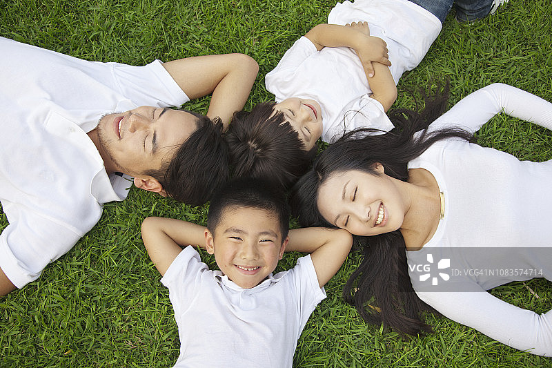 中国家庭在草地上休息图片素材