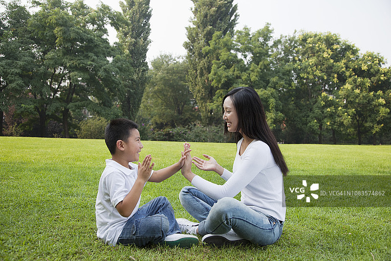 中国母子在公园玩耍图片素材