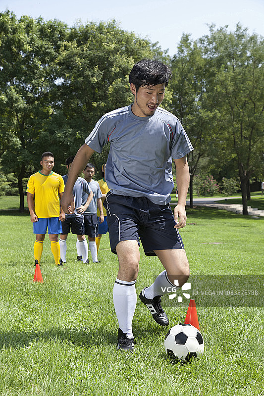 中国足球运动员公园训练图片素材