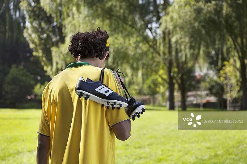 中国足球运动员在公园携带足球鞋图片素材