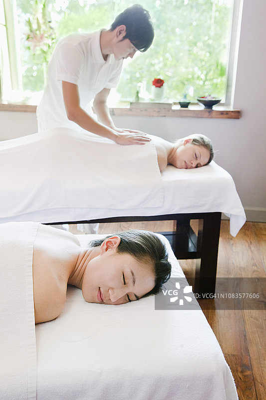 在水疗中心接受按摩的女士们图片素材