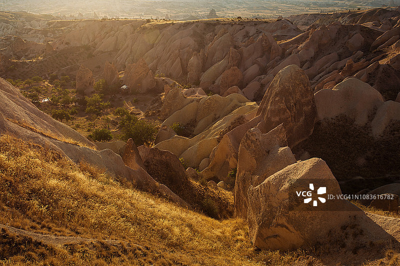 卡帕多奇亚壮丽的景观与奇特的岩层和山谷图片素材