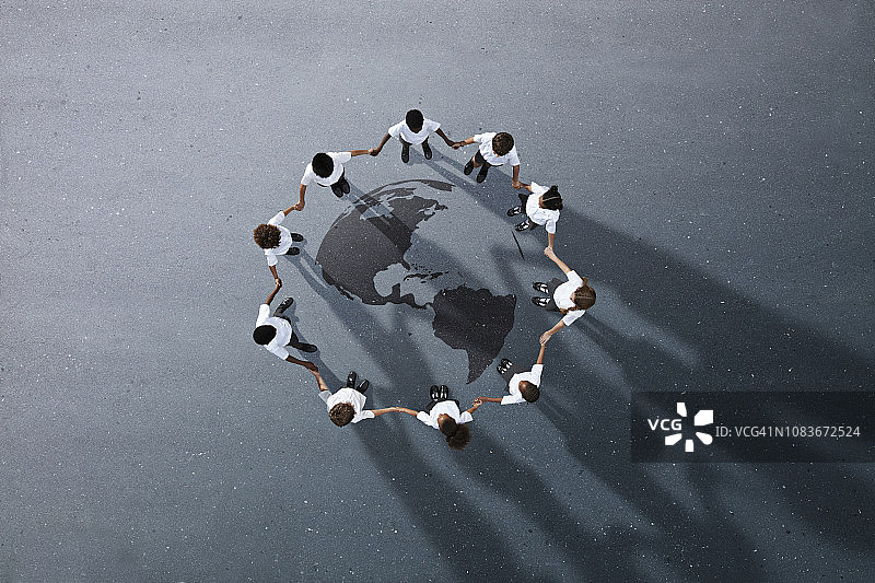 穿校服的小学生手拉手站成一个圈图片素材