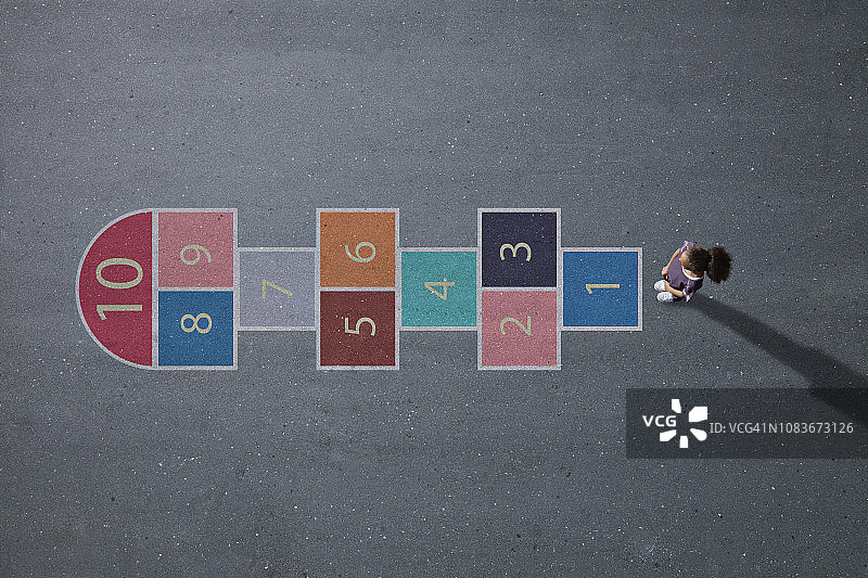 站在跳房子前的女学生图片素材