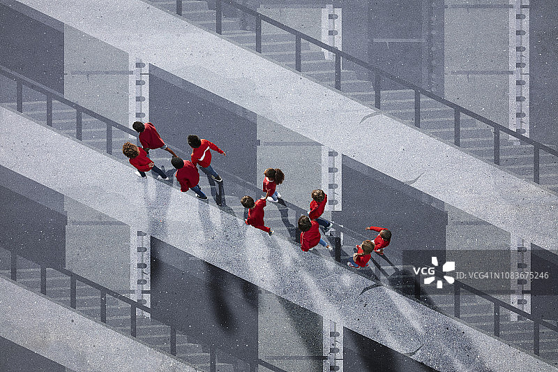 穿着红色衣服走过彩绘楼梯的学童图片素材