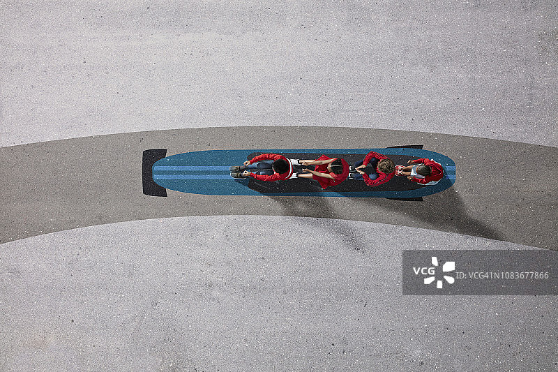 孩子们穿着红色衣服坐在彩绘的雪橇上图片素材