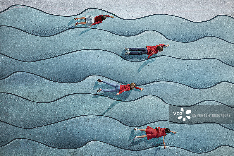 孩子们在想象的彩绘波浪中游泳图片素材