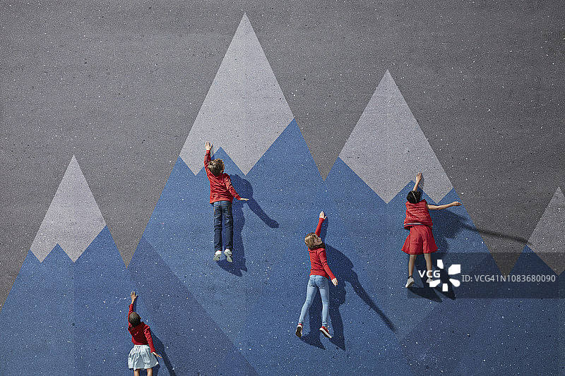 孩子们攀登彩绘的想象山脉图片素材