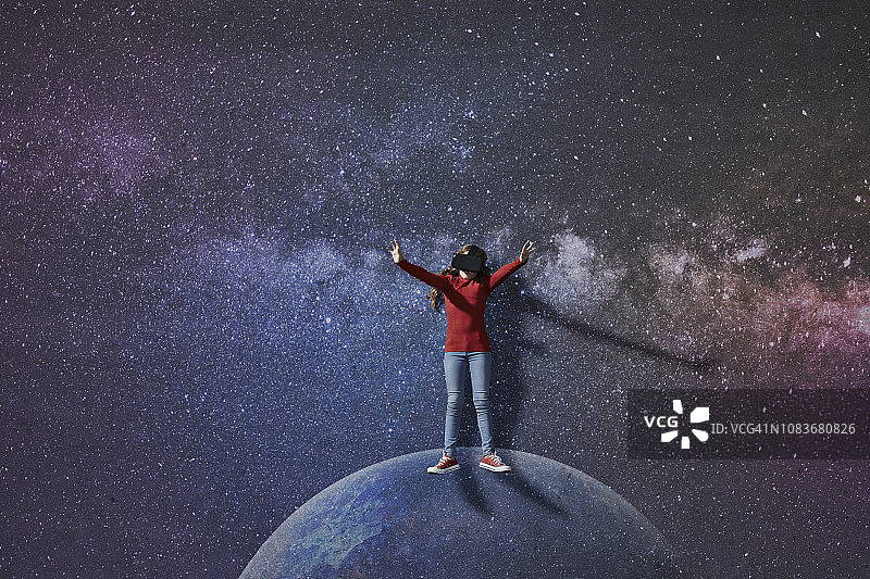 戴VR眼镜站在太空星球上的女孩图片素材
