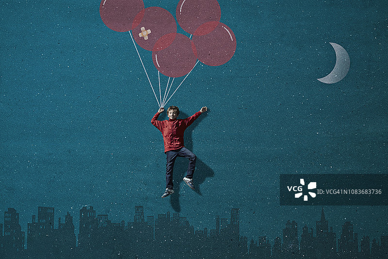 戴VR眼镜的男孩拿着想象的气球在天际线上飞行图片素材