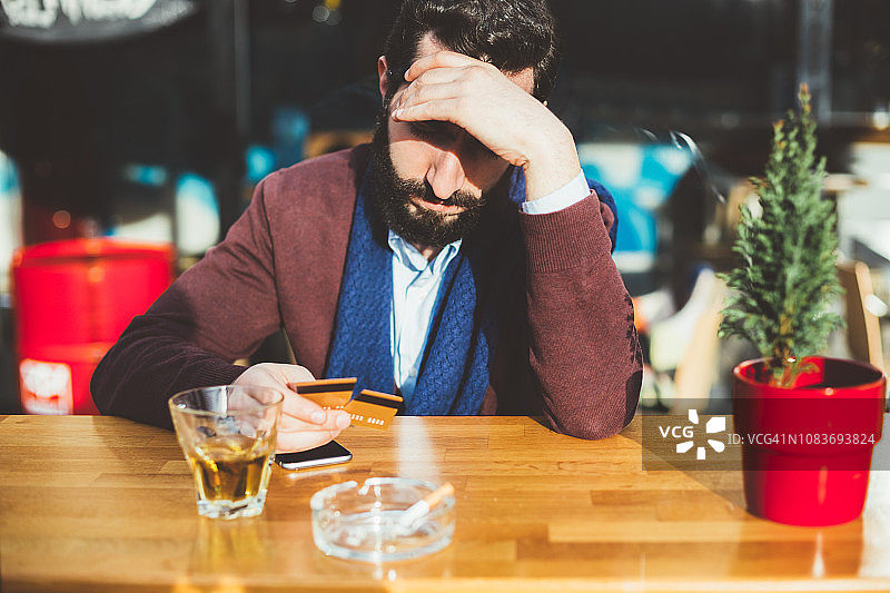 被解雇后在酒吧喝酒的商人图片素材