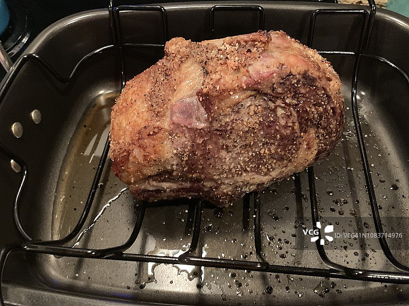 刚出炉的烤上等肋排图片素材