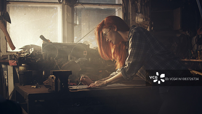 车间里的女技工绘画图片素材