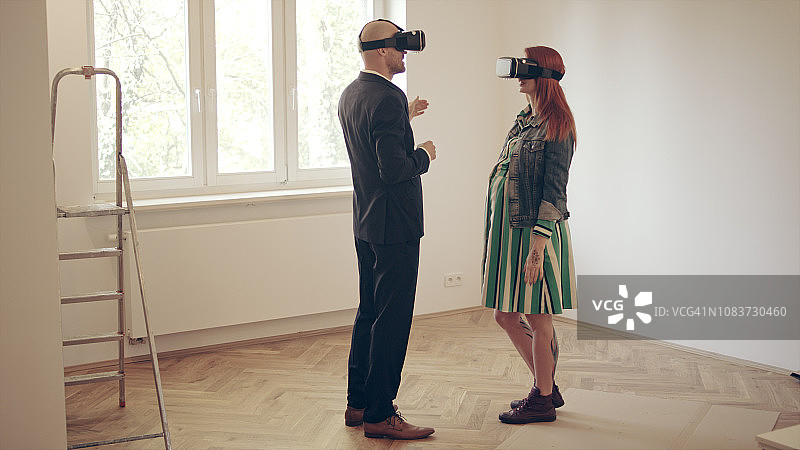 房地产经纪人向孕妇展示VR公寓图片素材