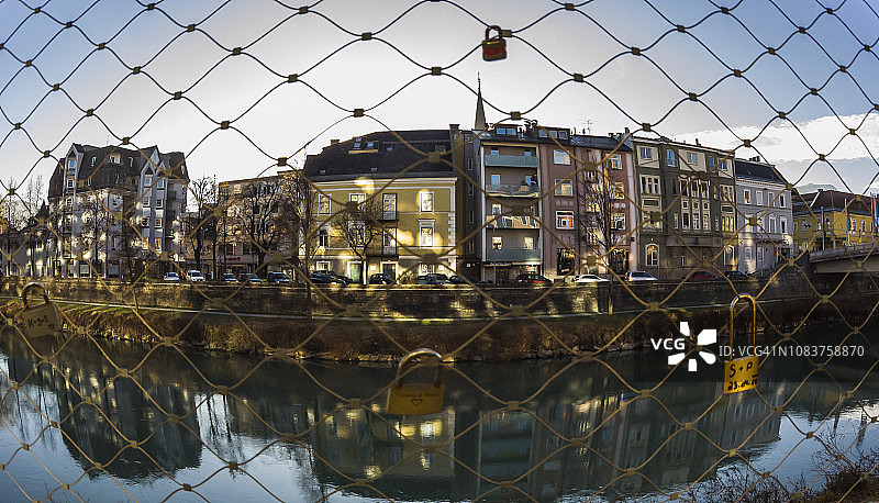 从金属网格看菲拉赫市图片素材