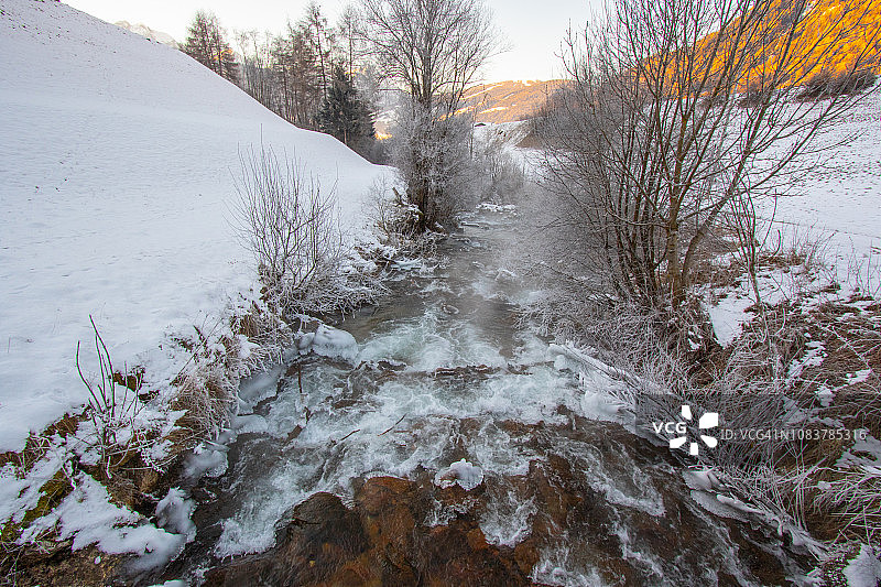 特伦蒂诺-上阿迪杰：冬季的安特塞尔瓦河图片素材