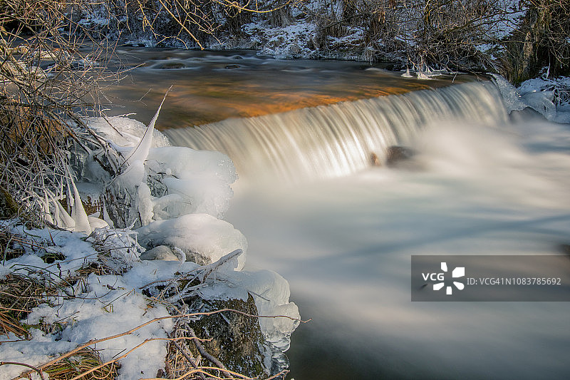 冬季安特塞尔瓦河瀑布，位于特伦蒂诺-上阿迪杰图片素材
