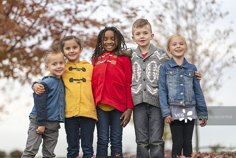 秋天公园里的孩子们图片素材