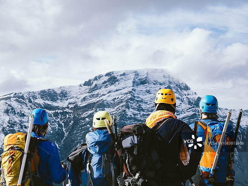 登山队在冬季山顶欣赏美丽的景色图片素材