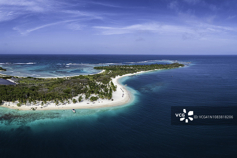 加勒比海绿松石水域的白色沙洲航拍景观图片素材