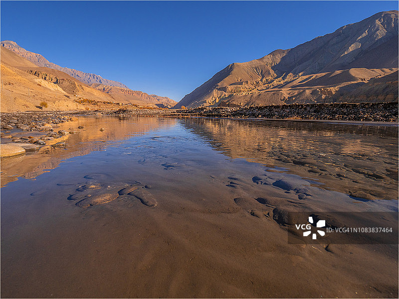 尼泊尔木斯塘 district 安娜普尔纳山脉卡格贝尼村附近的河流倒影图片素材