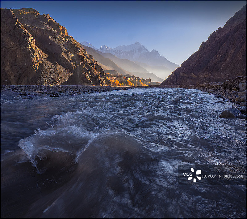 尼泊尔木斯塘安娜普尔纳山脉卡格贝尼村附近的冰碛和流水图片素材