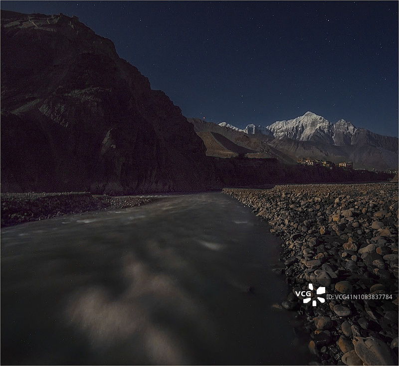 尼泊尔木斯塘安娜普尔纳山脉卡格贝尼村附近的冰碛和流水图片素材