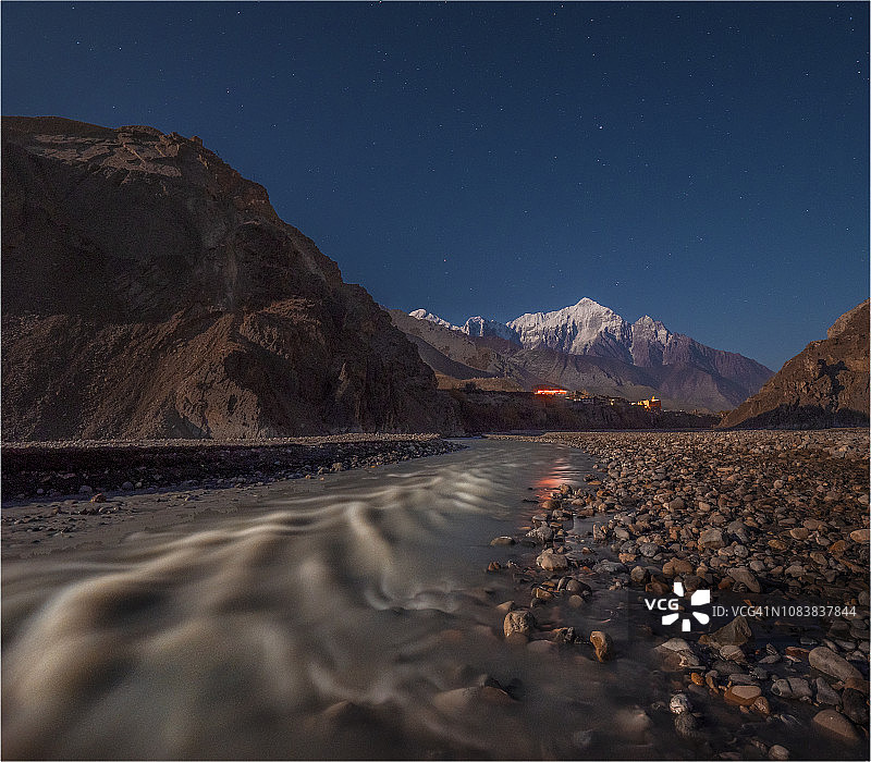 尼泊尔木斯塘安娜普尔纳山脉卡格贝尼村附近的冰碛和流水图片素材