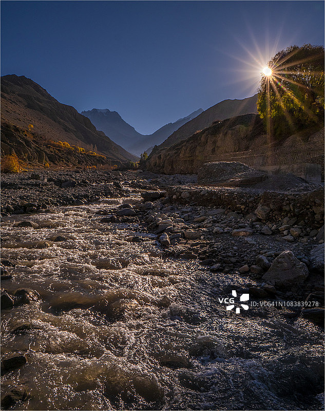 尼泊尔木斯塘安娜普尔纳山脉卡格贝尼村附近的冰碛和流水图片素材