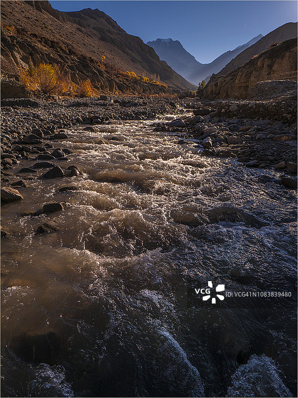 尼泊尔木斯塘安娜普尔纳山脉卡格贝尼村附近的冰碛和流水图片素材